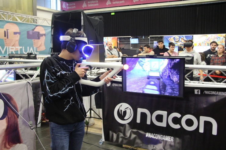 Jove prova un joc de realitat virtual.